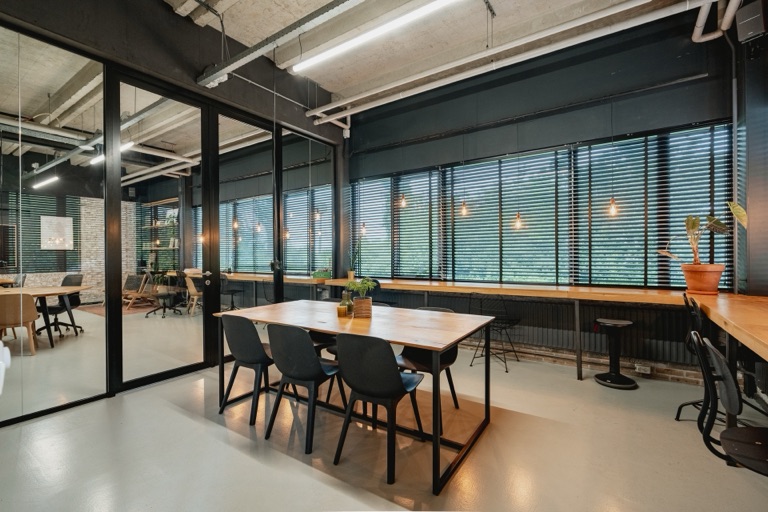 Flexkantoor M — lange werktafel bij het raam
