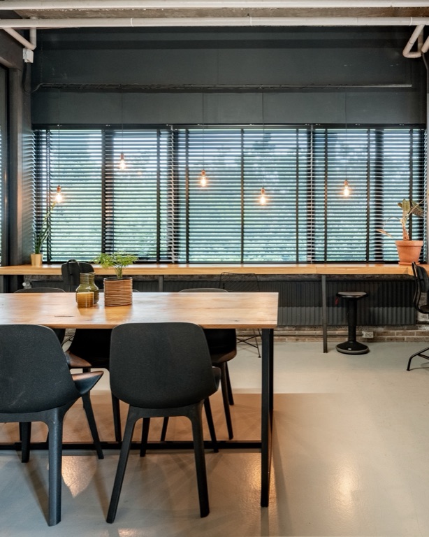 Flexkantoor M — zithoek met daglicht
