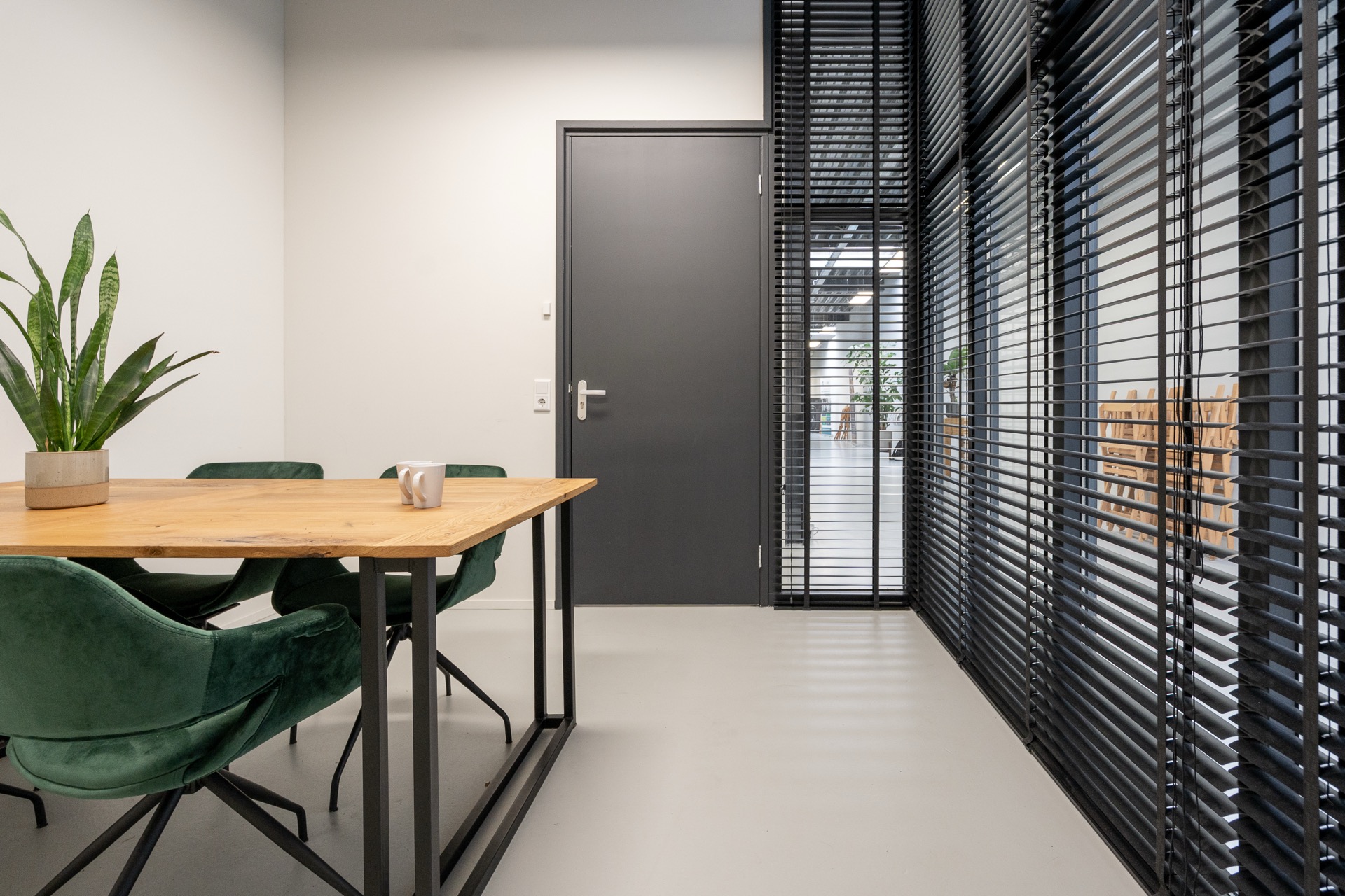 Flexkantoor S — vergadertafel met groene stoelen
