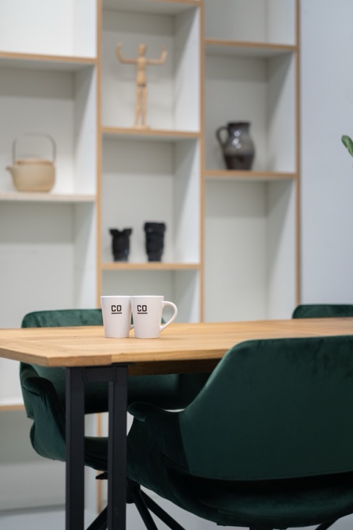 Flexkantoor S — detail tafel met koffiemokken