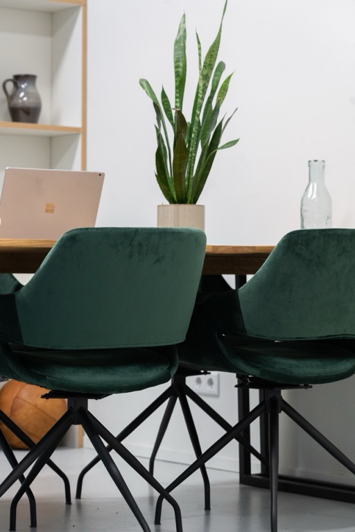 Flexkantoor S — groene stoelen en plant