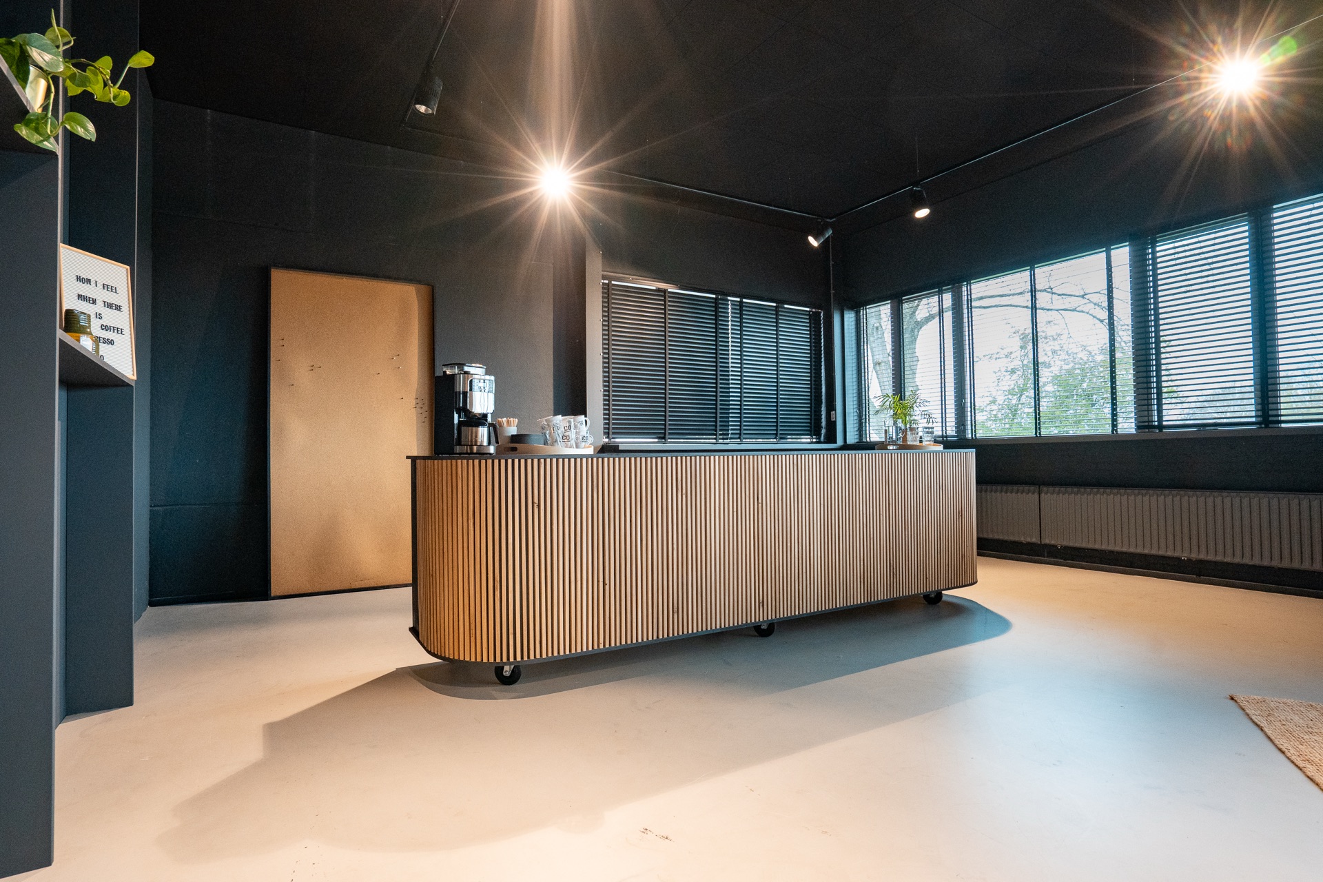 Workshopruimte — ruime zaal met houten bar en grote ramen