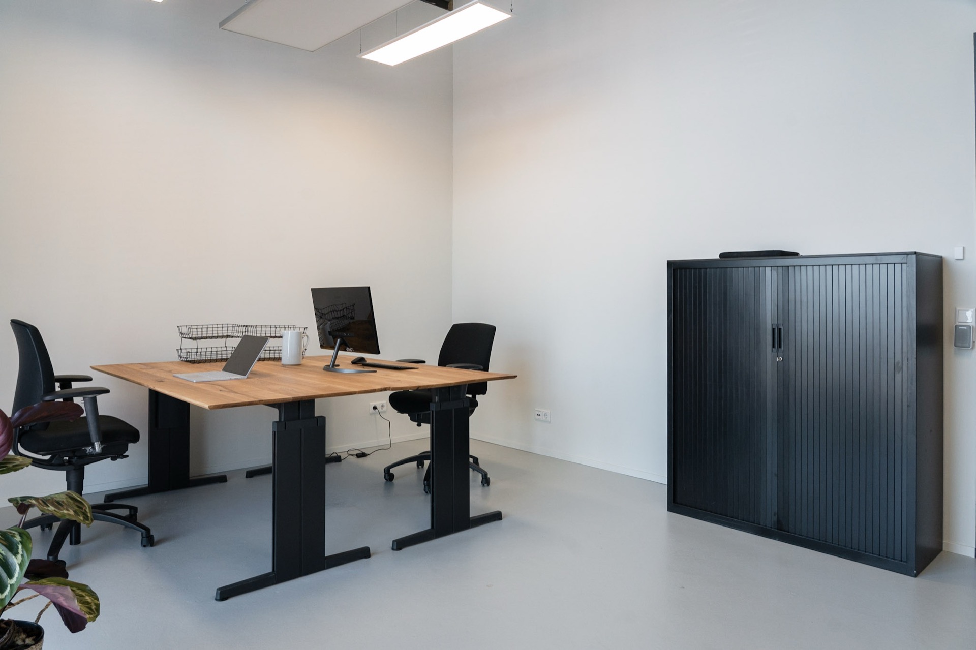 Overzicht van het M-kantoor met werkplek en archiefkast