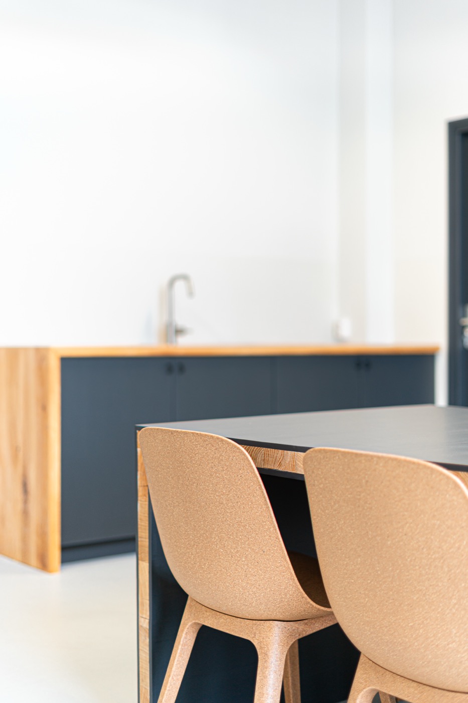 Keuken met kurken stoelen en oak werkblad